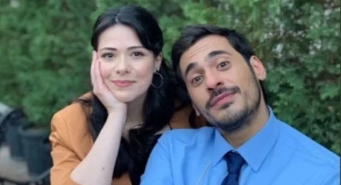¡Caner Şahin y Pelin Abay se conocieron en sus primeros papeles principales y la nueva serie hace un guiño a la audiencia!