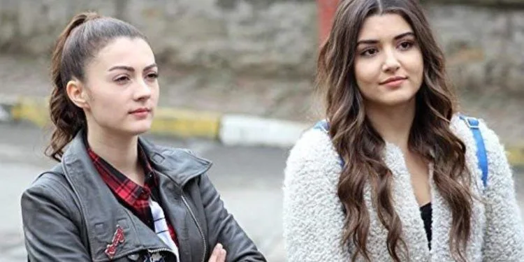 ¡Gesto para la nueva serie de Burcu Özberk y Melisa Döngel de Hande Erçel!