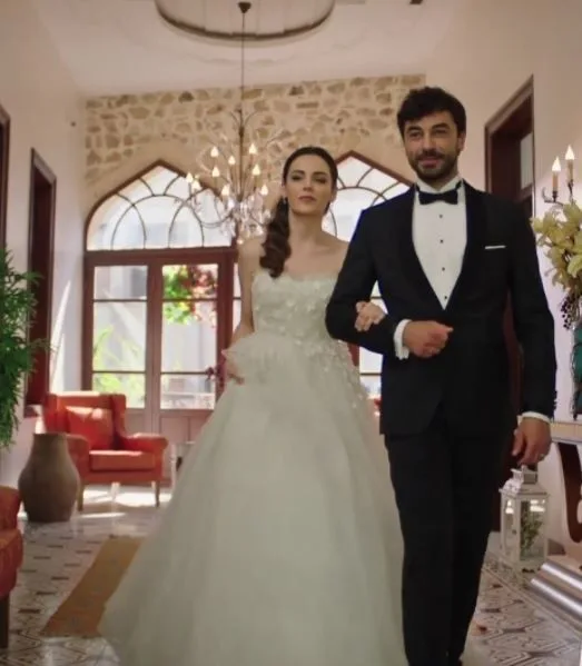 ¡Esto es lo que dicen los que vieron a Gökhan Alkan y Yağmur Tanrısevsin en Kalp Yarası!