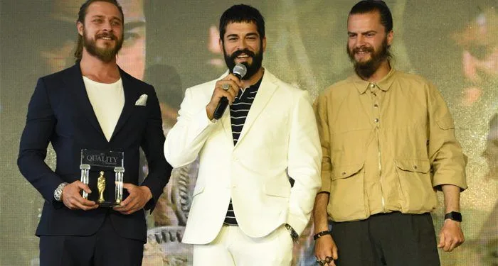 ¡Gran premio para Kuruluş Osman y Burak Özçivit!