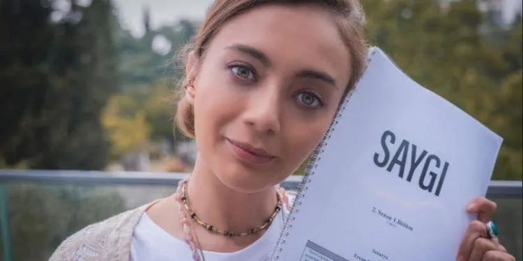 ¡Ha comenzado el rodaje de la serie de televisión Saygı, protagonizada por Damla Sönmez! ¡La bella actriz compartió su primera pose del set!