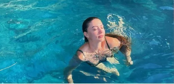 Cuando Aşk Mantık İntikam se tomó un descanso, ¡Burcu Özberk aprovechó las vacaciones!