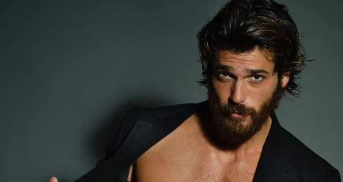 ¡Can Yaman no puede tener suficiente de posar!