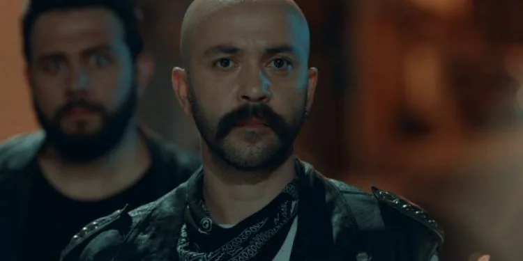 Sarp Akkaya, quien fue el invitado de los últimos episodios de la serie Çukur, ¡hizo un nuevo acuerdo de serie!