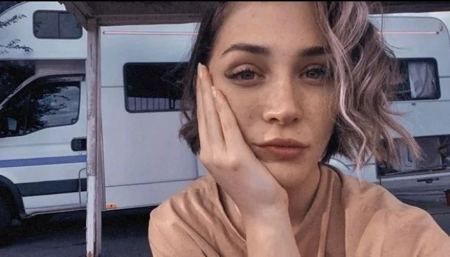 ¡Deniz Işın, quien debutó con la serie Sefirin Kızı, está saltando de proyecto en proyecto!