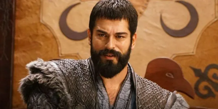 ¡Burak Özçivit atrapó un pez tal que las bocas de los que lo vieron quedaron abiertas!