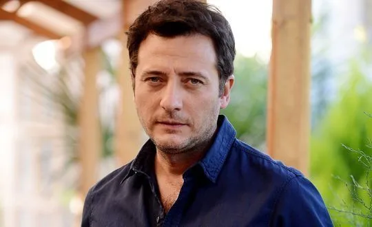 ¿Quién es Yiğit Özşener? De dónde es – Altura – Edad – Serie de TV – Familia