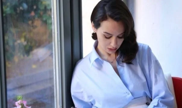 ¡Birce Akalay está experimentando dos grandes emociones al mismo tiempo!