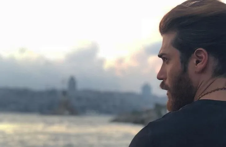 Can Yaman se convierte en una persona muy diferente en las horas de la mañana