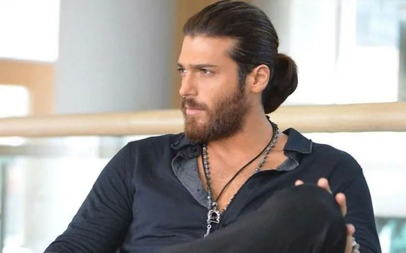 Can Yaman no se encuentra tan guapo como todos dicen