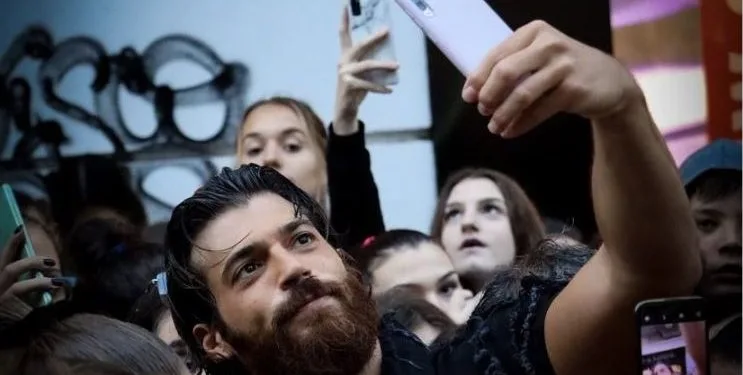 ¡El fuerte mensaje de Can Yaman durante su visita a Belgrado!