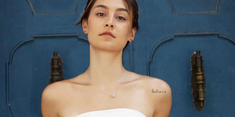 Derin Beşikçioğlu, hija de Erda Beşikçioğlu, sigue los pasos de su padre.