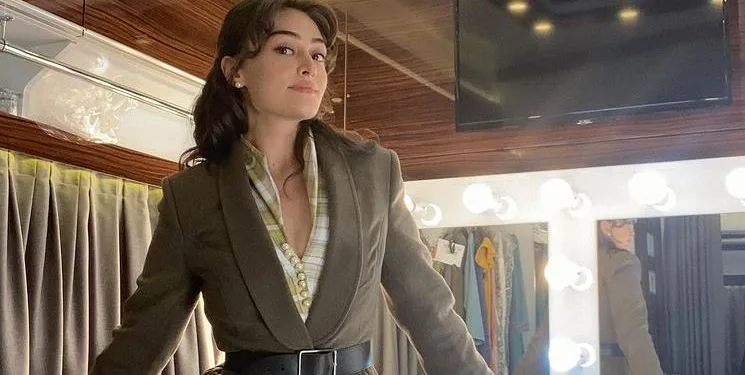 ¡Esra Bilgiç está dando un mensaje con su nuevo set de drama!