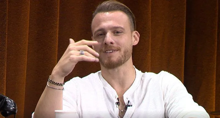 Se ha revelado por qué Kerem Bürsin dejó a su amante Hande Erçel sola de vacaciones.