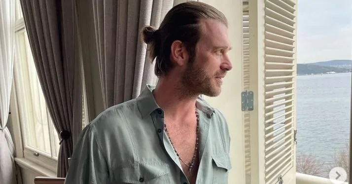 ¡Kıvanç Tatlıtuğ posó con su infancia! ¿Cómo? Aquí está la respuesta …