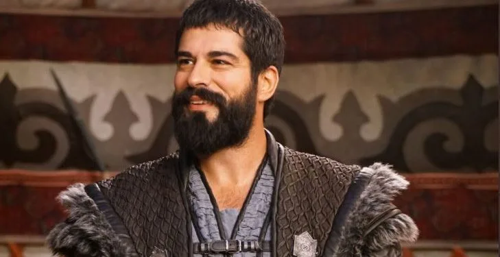 ¡Gran gesto de Burak Özçivit, estrella de Kuruluş Osman, a su esposa Fahriye Evcen!