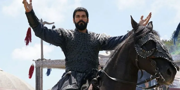 ¡Burak Özçivit, la estrella de Kuruluş Osman, ahora se ha convertido en un héroe en el mundo del juego!