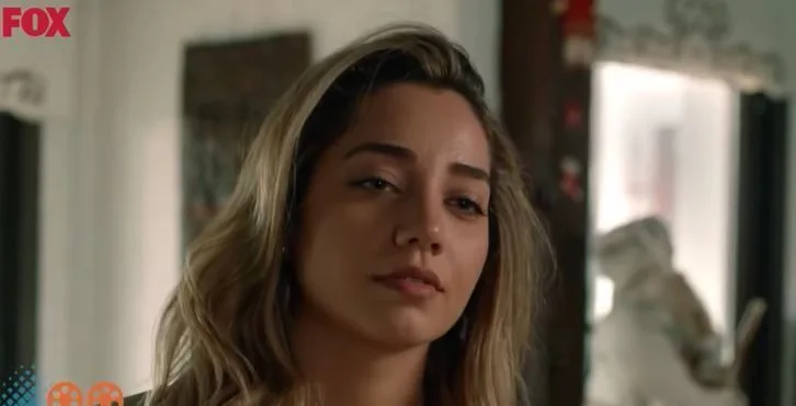 La actriz Özge Özacar se fue de vacaciones después de que terminó la serie. ¡La bella actriz sacudió las redes sociales con sus poses!