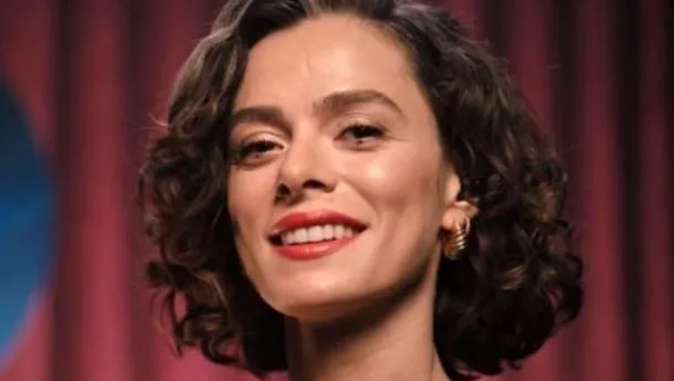 ¿La famosa actriz Özge Özpirinçci, que se prepara para convertirse en madre, se casará antes del nacimiento?