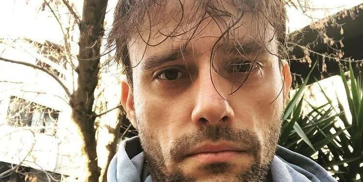 ¡Salih Bademci, el papel principal de la serie Yalancı, corre de un set a otro!