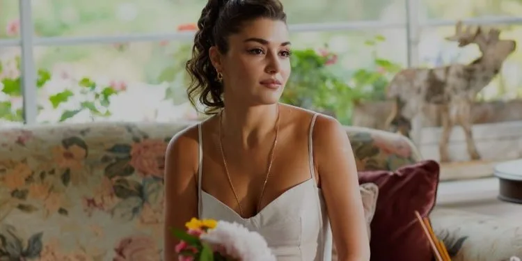 ¡Hande Erçel iluminó las redes sociales con sus poses sexys en su traje de baño rojo! ..