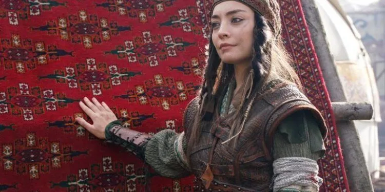 Zeynep Tuğçe Bayat, el Targun Hatun de la serie Kuruluş Osman, se esfuerza por no llorar.