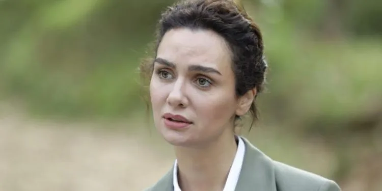 ¡Birce Akalay, la ‘Sare’ de ‘Son Yaz’, aumenta la curiosidad con sus publicaciones del set!
