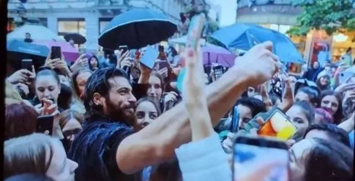¡Los fans que querían ver a Can Yaman se volvieron locos!