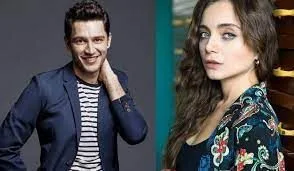 Los famosos actores Damla Sönmez y Uraz Kaygılaroğlu se conocieron en el mismo proyecto