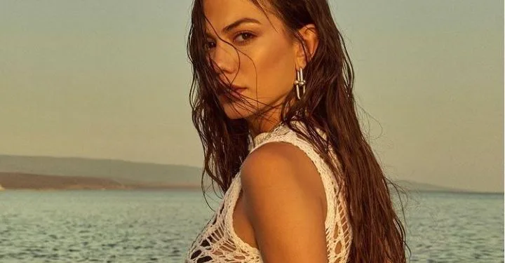 Imágenes que hacen que la gente diga: ‘¡El bebé se adapta muy bien al regazo de Demet Özdemir’!