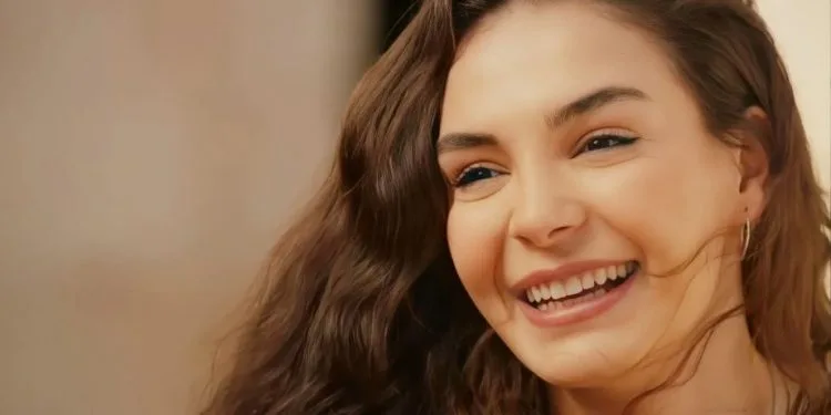 ¡La publicación de «buenos días con un mensaje» de Ebru Şahin en las redes sociales despertó curiosidad!