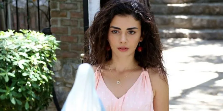 ¡La emoción de İçimizden Biri, que le dará a Özge Yağız un salto en su carrera, ha aumentado!