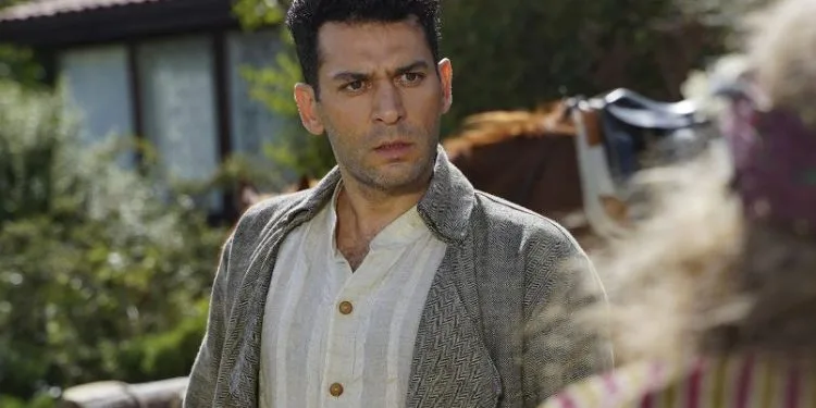 Ha aparecido la imagen de Murat Yıldırım de la serie Aziz, ¡te sorprenderás!