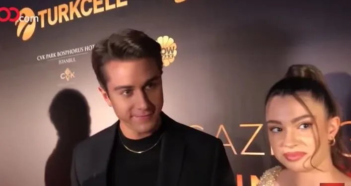 ¡Onur Seyit Yaran y Su Burcu Yazgı Coşkun son elegantes y muy simpáticos!