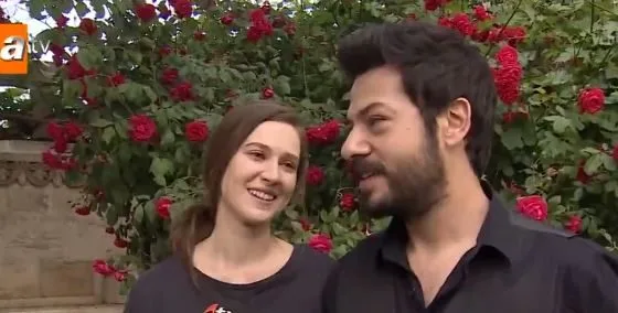 ¡Oya Unustası, la Gönül de la serie Hercai, se casó con su coprotagonista en la misma serie!
