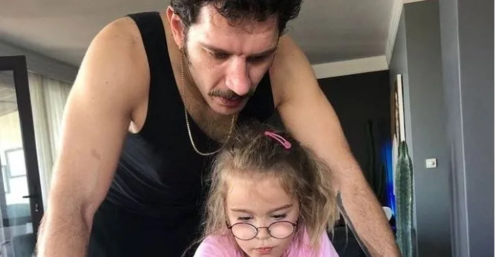 ¡Uraz Kaygılaroğlu entró a la cocina con su hija y recibió una lluvia de comentarios en las redes sociales!