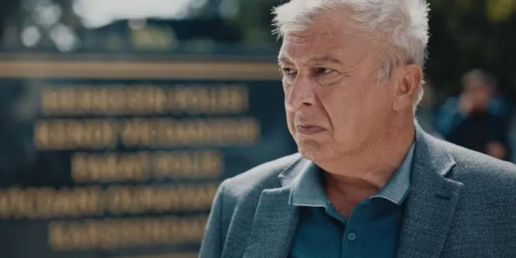Hüseyin Avni Danyal juega un papel opuesto en la serie Kanal D después de la serie ATV