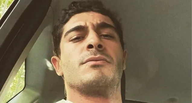 ¡El rostro de Burak Deniz no sonrió enamorado!