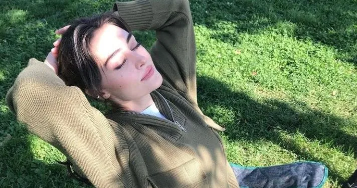¡Esra Bilgiç da sus pasos para conquistar corazones en secreto!