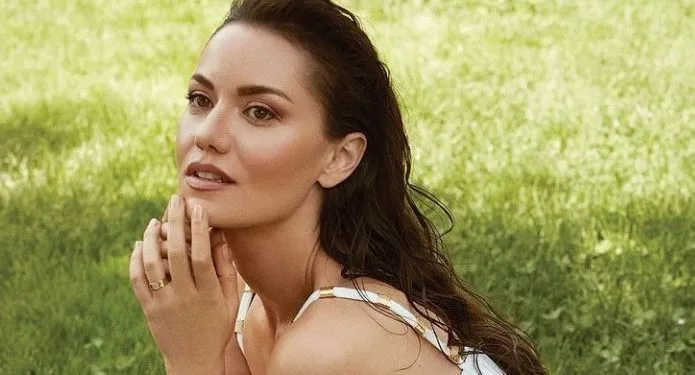 ¡Fahriye Evcen se convirtió en la agenda con las fotos que compartió de una boda a la que asistió!