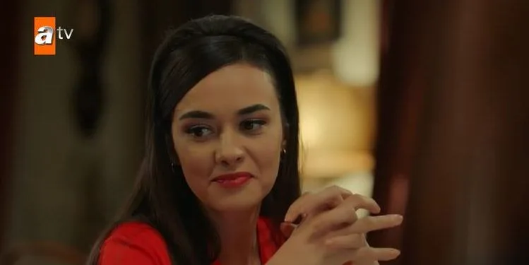 La famosa actriz Hande Soral aprovechó la oportunidad mientras su esposo İsmail Demirci estaba viendo el partido de fútbol.