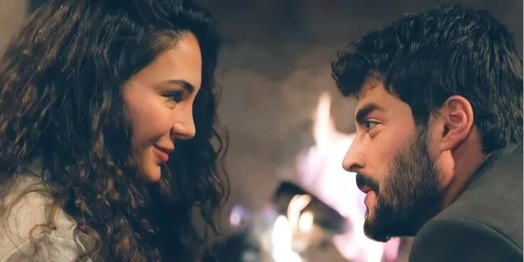 Después de Hercai, Ebru Şahin y Akın Akınözü eligieron caminos muy diferentes.
