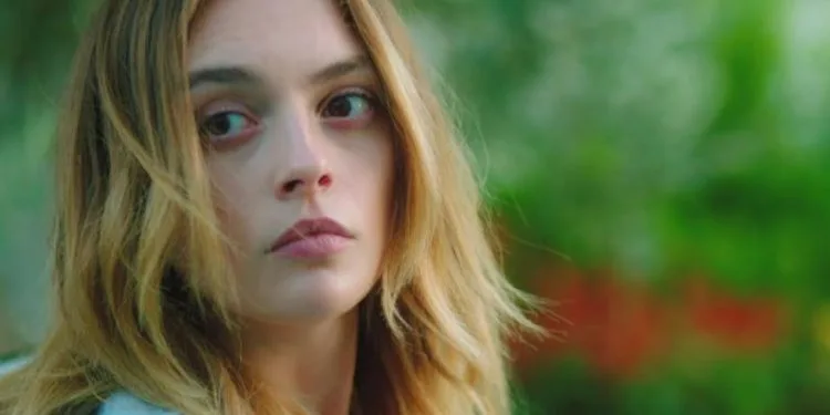 ¡La foto de 19 años de Melis Sezen, Derin de Sadakatsiz, sorprende!