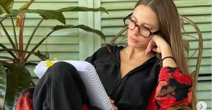 Serenay Sarıkaya estaba en Adana para el rodaje de la serie, ¡pero su mente permaneció en Milán! …