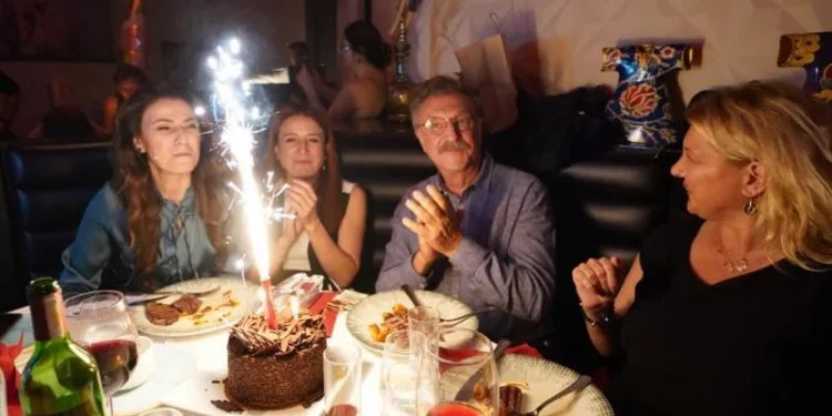 ¡Gran celebración para Tamer Levent, Rafet de Camdaki Kız!