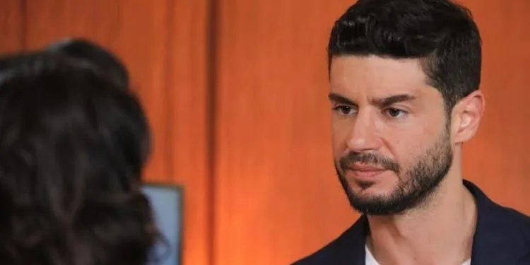 ¡Berk Oktay fue sorprendido por Yasmin Erbil en la serie Yasak Elma!
