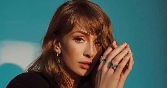 ¡El socio de Kıvanç Tatlıtuğ, Yasemin Allen, ha recibido la primera foto del set de Aşıklar Bayramı!