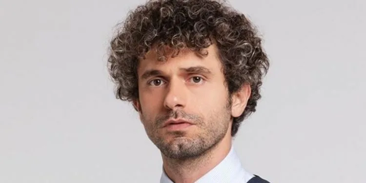Yiğit Kirazcı se perdió en su papel en la serie de televisión Evlilik Hakkında Her Şey!