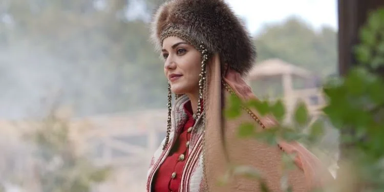 ¡La experiencia de Burak Özçivit ayudó a Fahriye Evcen en el set de Alparslan!