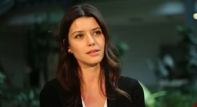 ¡Muy buen cumplido de la serie Kulüp de Beren Saat a Gökçe Bahadır!